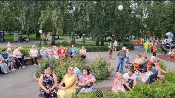 В Центральном сквере состоялось торжественное мероприятие, посвященное Дню работника торговли