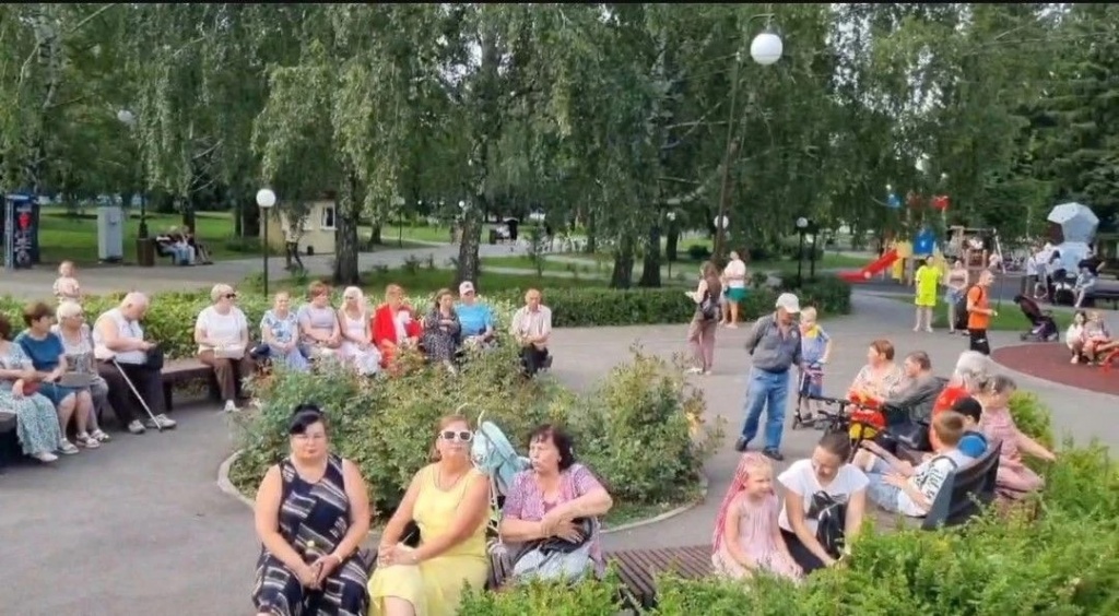 В Центральном сквере состоялось торжественное мероприятие, посвященное Дню работника торговли