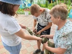В комплексном центре социального обслуживания населения Ртищевского района организован пункт плетения маскировочных сетей — важное и нужное дело, объединяющее людей разных поколений ради общей цели.
