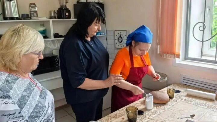 В комплексном центре социального обслуживания населения Ртищевского района молодые люди с ограниченными возможностями здоровья на «Учебной кухне» освоили искусство выпечки бисквитов для передачи «за ленточку», чтобы поддержать наших защитников