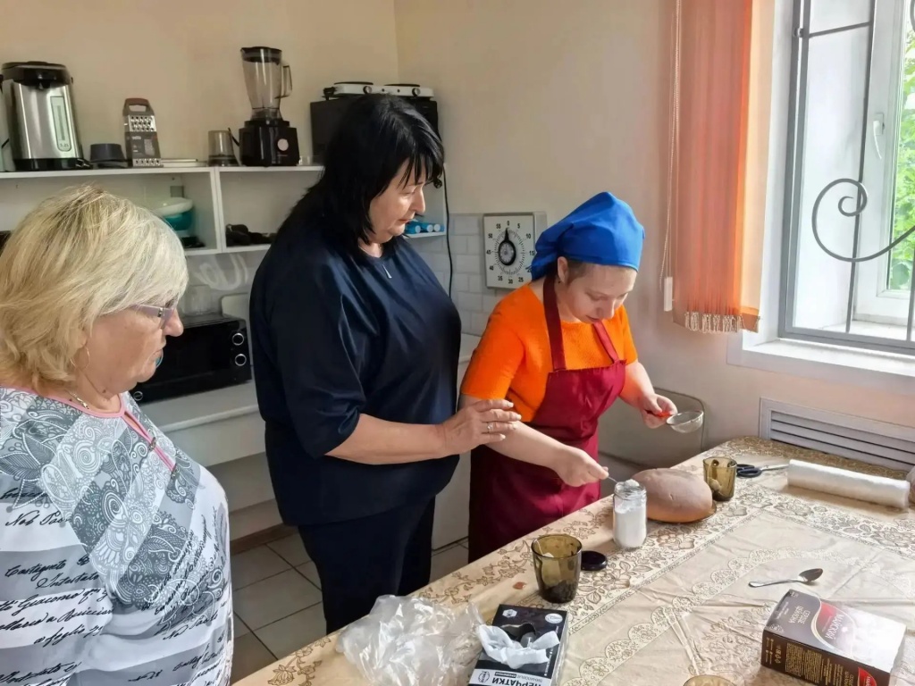 В комплексном центре социального обслуживания населения Ртищевского района молодые люди с ограниченными возможностями здоровья на «Учебной кухне» освоили искусство выпечки бисквитов для передачи «за ленточку», чтобы поддержать наших защитников