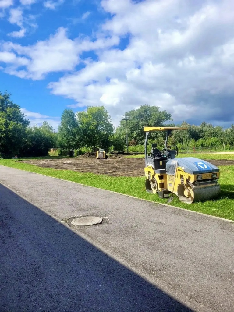 На городском стадионе начались работы по устройству спортивной площадки, предназначенной для занятий мини-футболом и баскетболом
