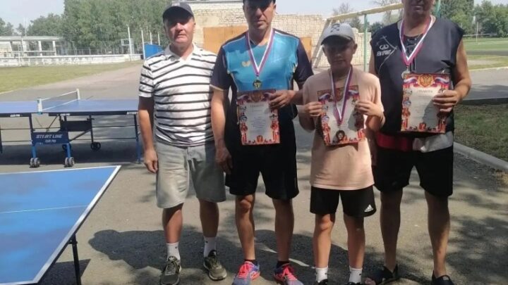 8 августа на городском стадионе прошло торжественное мероприятие, на котором чествовали лучших спортсменов, тренеров, ветеранов и всех, кто ведет здоровый образ жизни и для кого физкультура стала неотъемлемой частью жизни