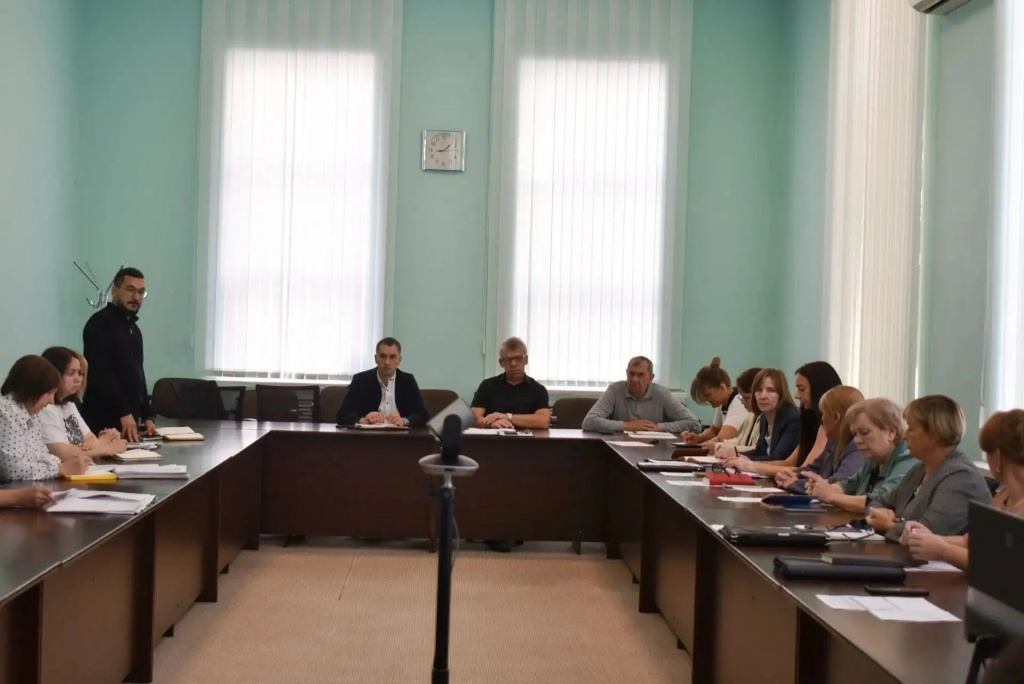 Сегодня глава Ртищевского муниципального района Александр Жуковский провел очередное постоянно действующее совещание с руководителями отделов администрации Ртищевского района и главами администраций сельских поселений