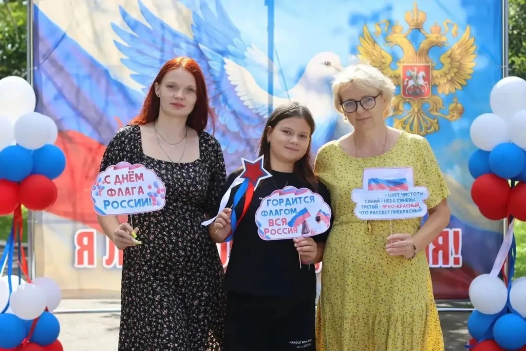 В городском парке культуры и отдыха сотрудники муниципальных библиотек организовали интерактивную площадку «Цвета России»