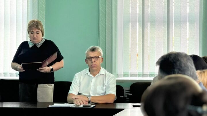 Сегодня глава Ртищевского муниципального района Александр Жуковский провел постоянно действующее совещание с начальниками отделов администрации района и главами администраций сельских поселений