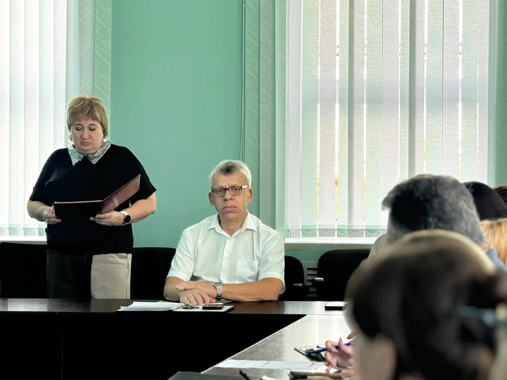 Сегодня глава Ртищевского муниципального района Александр Жуковский провел постоянно действующее совещание с начальниками отделов администрации района и главами администраций сельских поселений