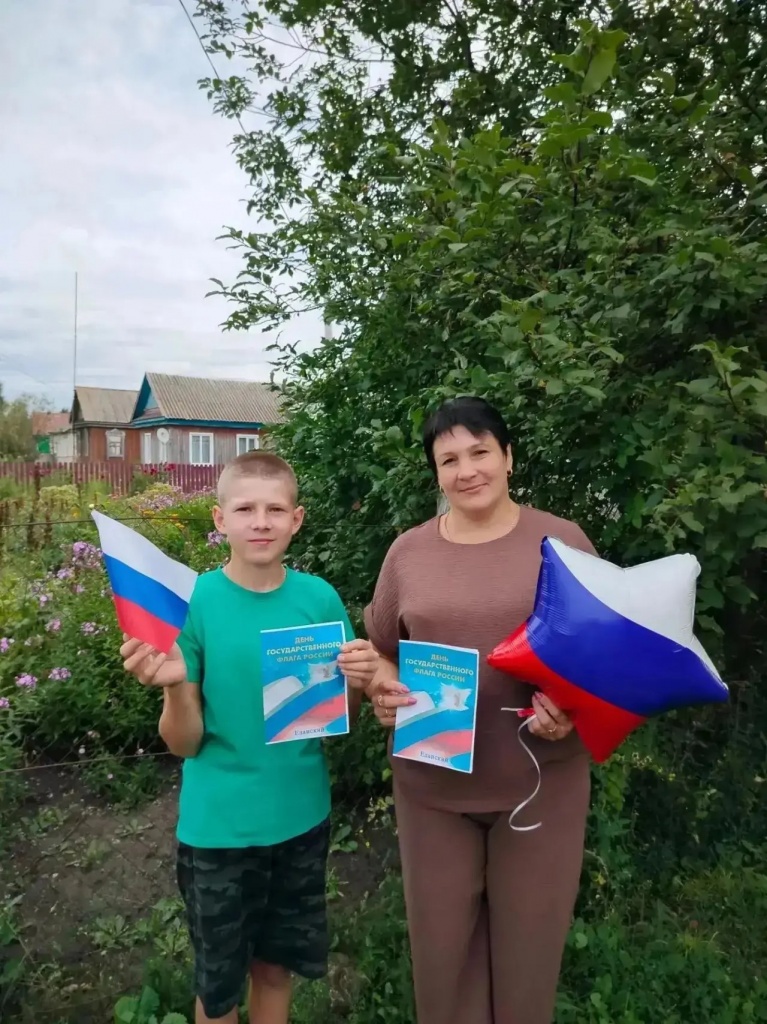 Сельские учреждения культуры приняли активное участие во Всероссийской акции «Цвета Родины», приуроченной ко Дню Государственного флага Российской Федерации