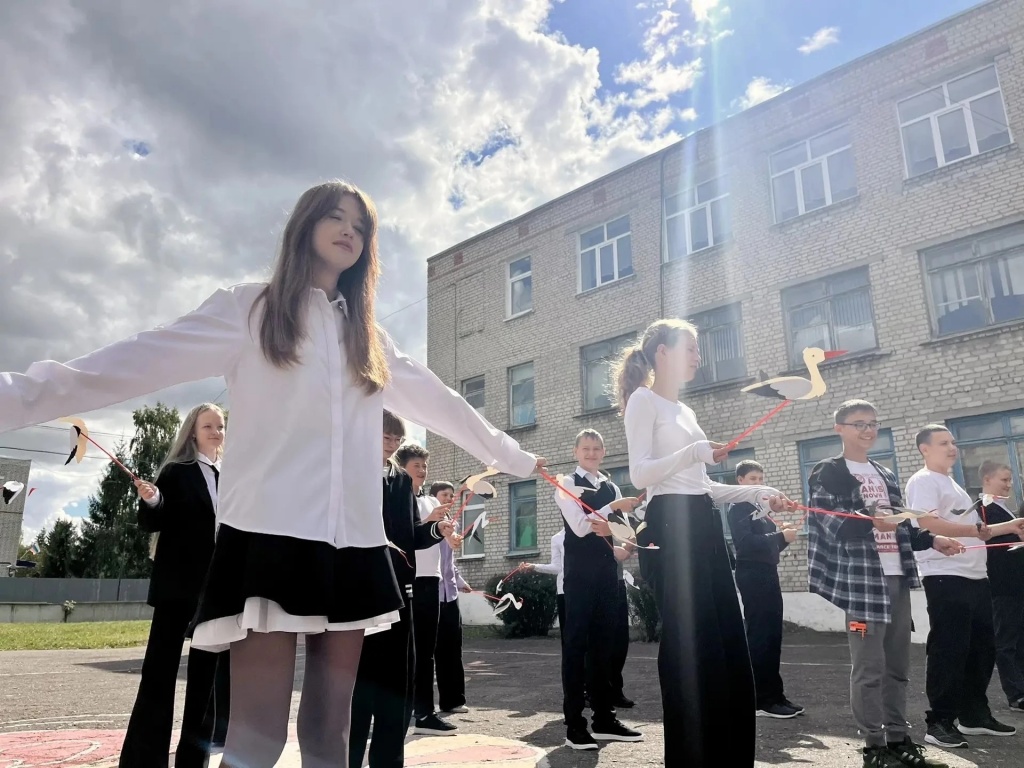 В рамках празднования Дня города ученики 7 «А» класса школы № 7 имени Героя Советского Союза А. С. Трынина провели патриотический флешмоб «Мы — дети города Ртищево»