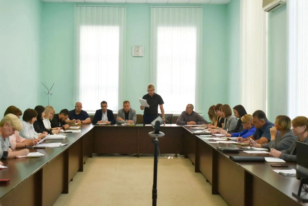 Сегодня глава Ртищевского муниципального района Александр Жуковский провел очередное постоянно действующее совещание с руководителями отделов администрации Ртищевского района и главами администраций сельских поселений
