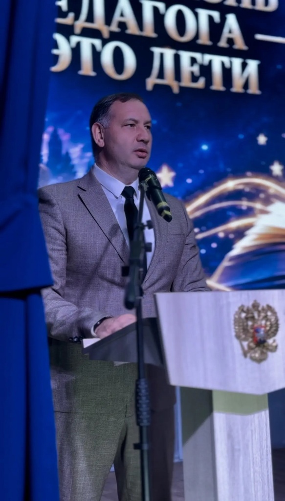 Сегодня глава Ртищевского муниципального района Александр Жуковский принял участие в торжественном мероприятии, посвящённом Дню педагогических работников