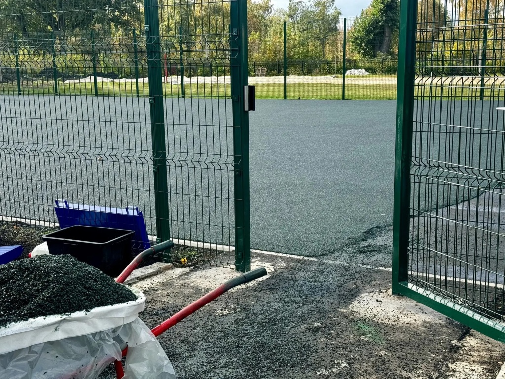 На городском стадионе продолжаются работы по строительству многофункциональной спортивной площадки, предназначенной для занятий мини-футболом и баскетболом
