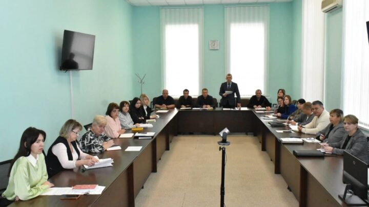 Сегодня глава Ртищевского муниципального района Александр Жуковский провел постоянно действующее совещание с начальниками отделов администрации Ртищевского района и главами администраций сельских поселений