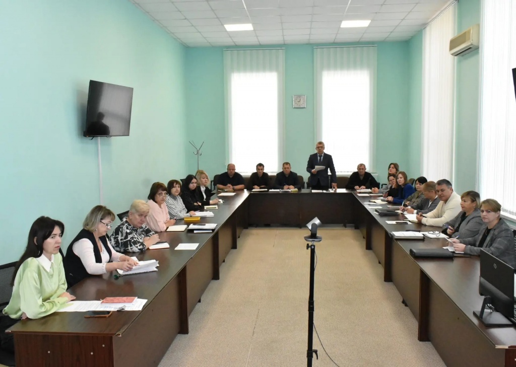 Сегодня глава Ртищевского муниципального района Александр Жуковский провел постоянно действующее совещание с начальниками отделов администрации Ртищевского района и главами администраций сельских поселений