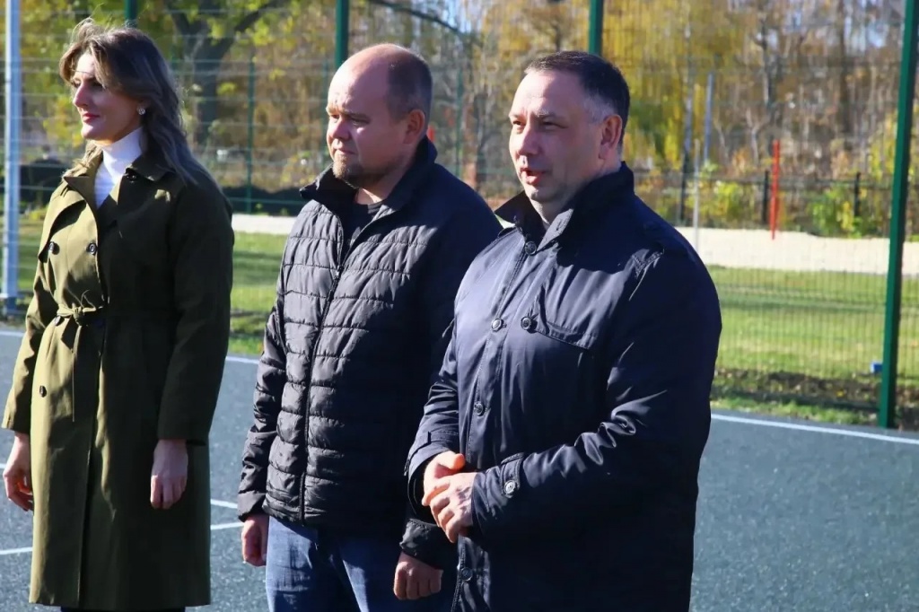 Сегодня на городском стадионе состоялось открытие современной многофункциональной спортивной площадки, предназначенной для занятий мини-футболом, баскетболом и волейболом